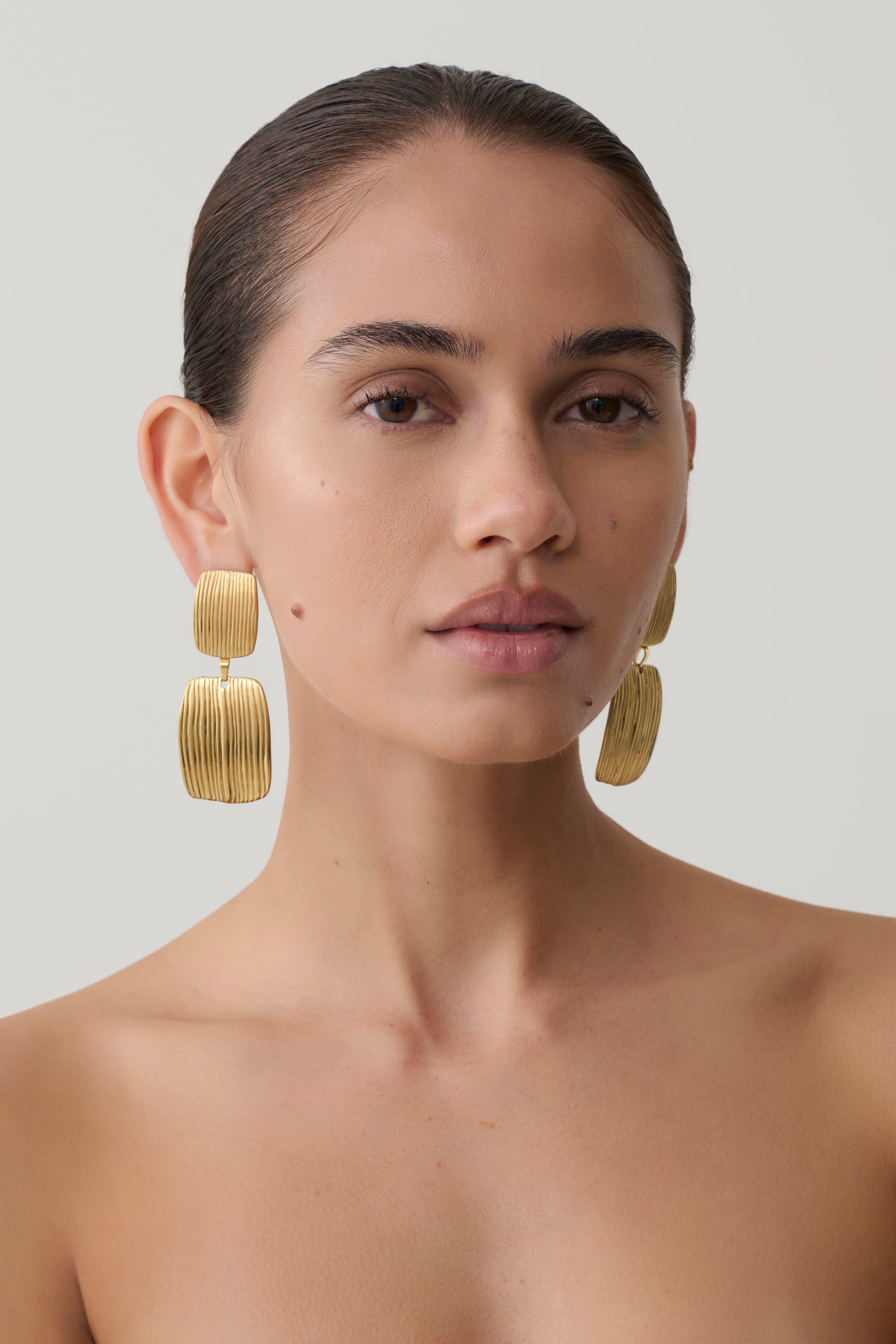 Alternative view of Ruelle Textured Statement Drop Earrings - Gold