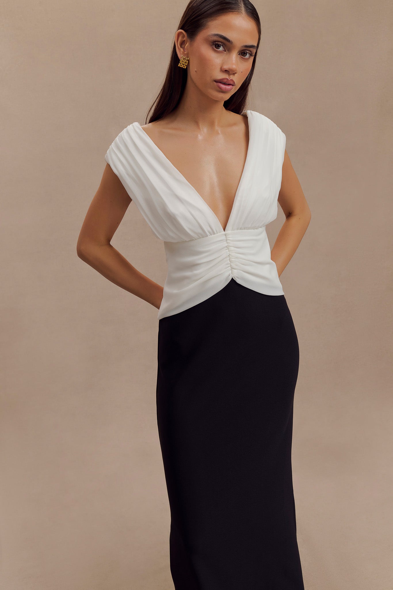 Monique Contrast Maxi Dress - Black - Image 4